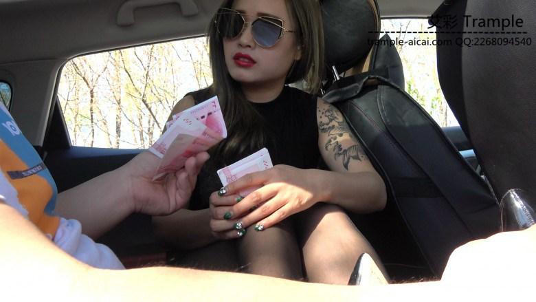 变态司机花光工资让拜金女羞辱