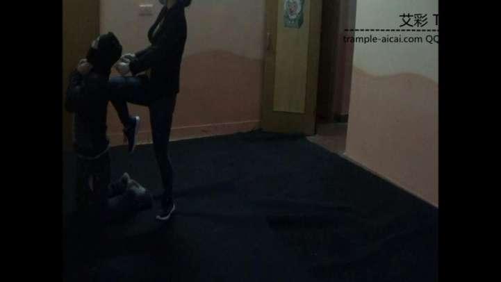 女特工宰杀暴徒。