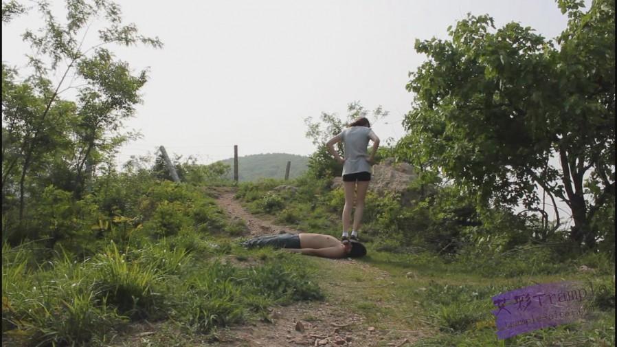 户外调教，原味白袜，践踏，羞辱，舔脏鞋超脏袜子和美脚