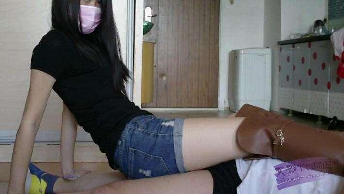 小薇过膝靴羞辱足责踢裆