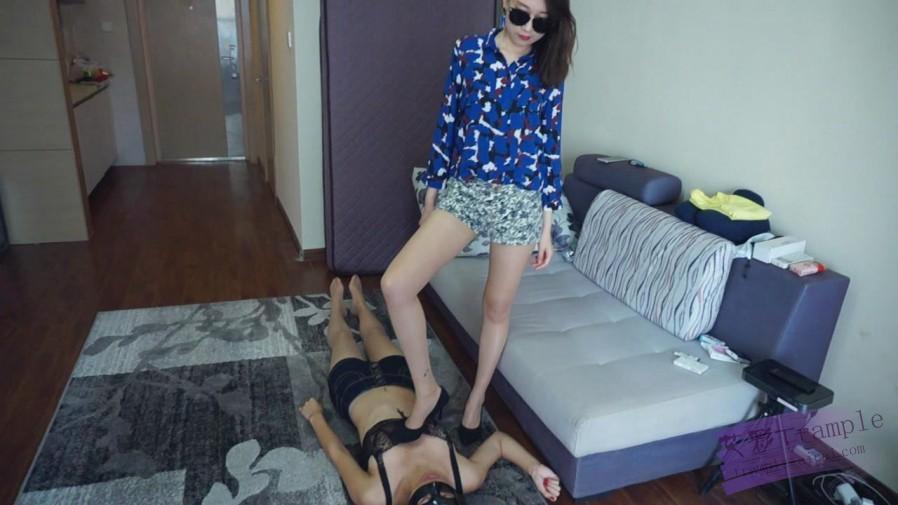 『小妮女女』烟灰口水，高跟虐胸 羞辱，绝对女王