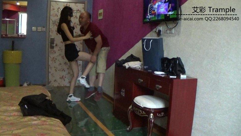 偷闻女主内衣遭虐打