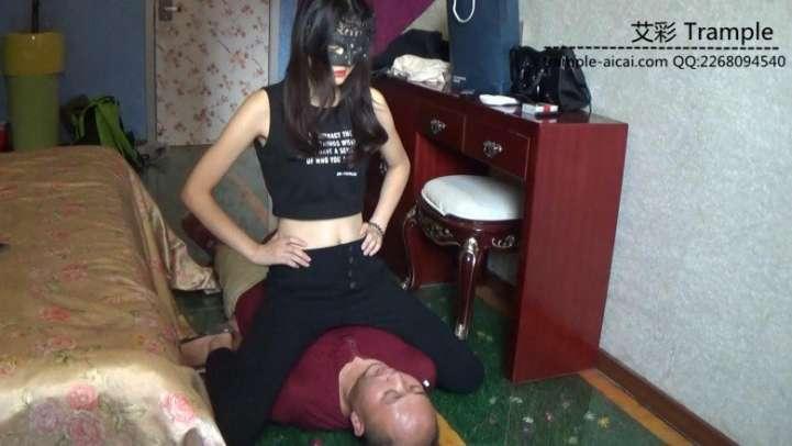 女主紧身裤骑乘玩脸