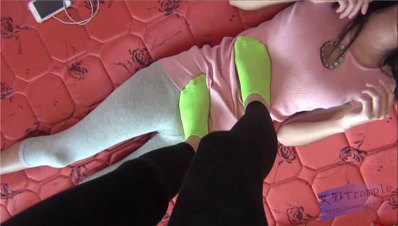 甜儿公主绿棉袜虐踩LULU肚子和脸蛋 G-NV-108