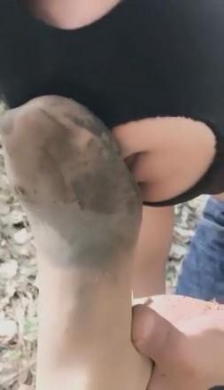 【冷柔】户外脏鞋底泥丝袜调教痛并快乐着