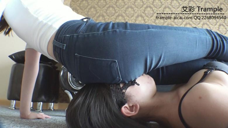 『小妮女女』白袜帆布鞋虐踩坐骑女M