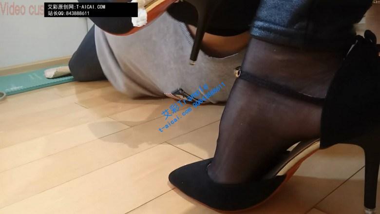 两个主人同时出现，一起调教奴隶，给奴隶踩踏美食！