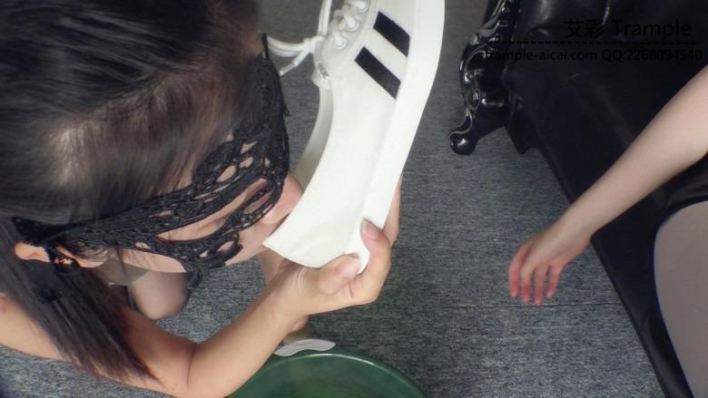 『小妮女女』虐待羞辱撞衫女奴，烧鞋舔食