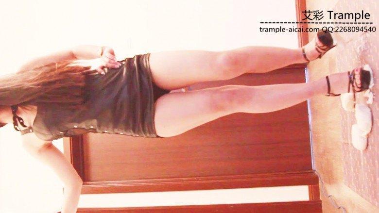 明妃女王第一人称踩踏食物