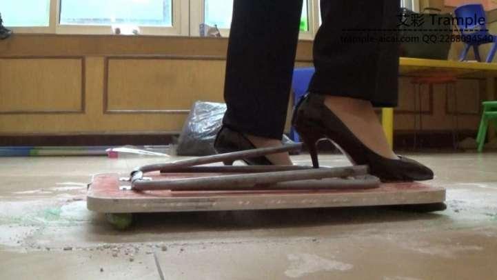 职业装木板压碎