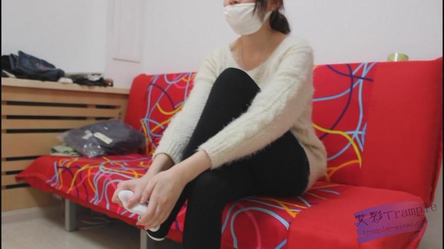 狗狗给女主暖脚