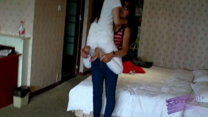 丽莎小薇坐腿抗抱