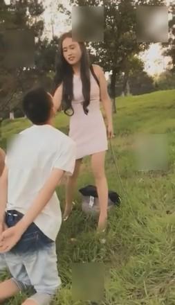 冷柔精彩户外爬行比赛遛狗