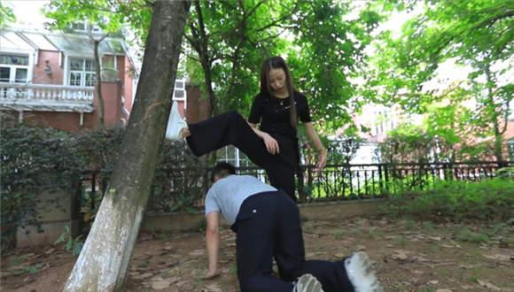 『奴隶岛』—狗嘴清洁泥鞋底（上）