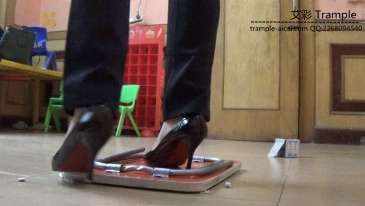 职业装木板压碎