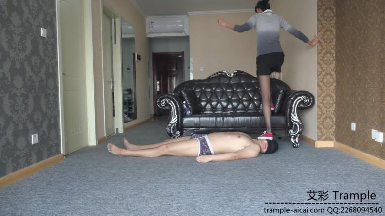 173美眉黑丝帆布鞋踢裆+随意踩踏