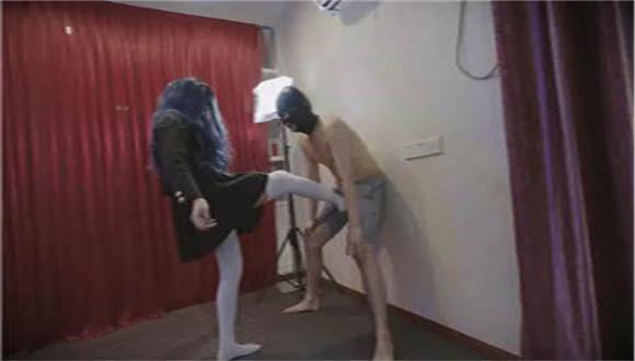 『奴隶岛』—〔Magic︱Mirror 魔镜少女〕—合租的小奶狗室友被踢裆 MM-210602