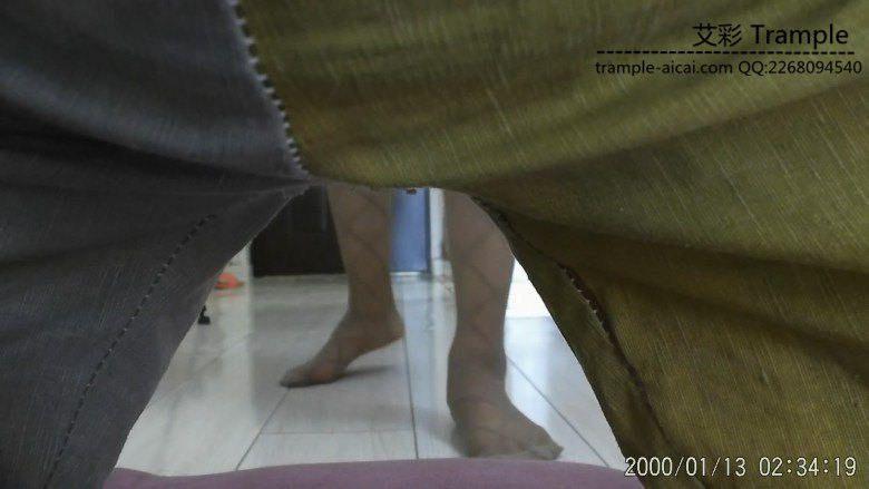 银行职员裆下美脚颜面脚责控