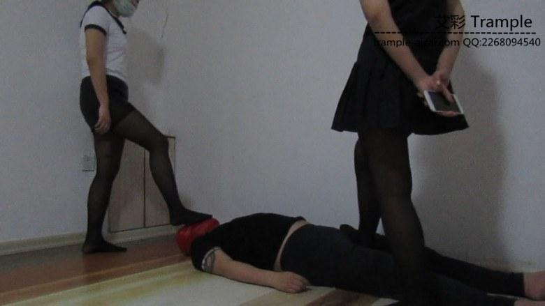 婷婷小徐第一次暴力踹裆