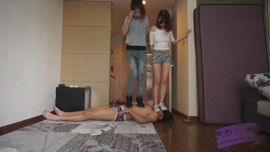 双人原味运动鞋踩踏