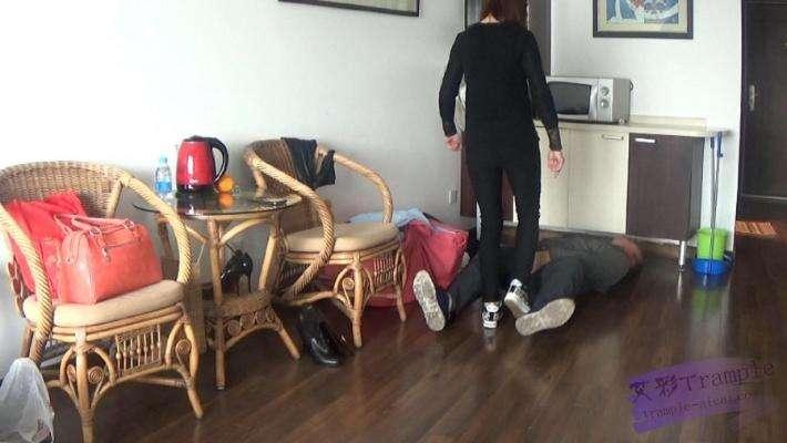 女杀手老大教训废物马仔