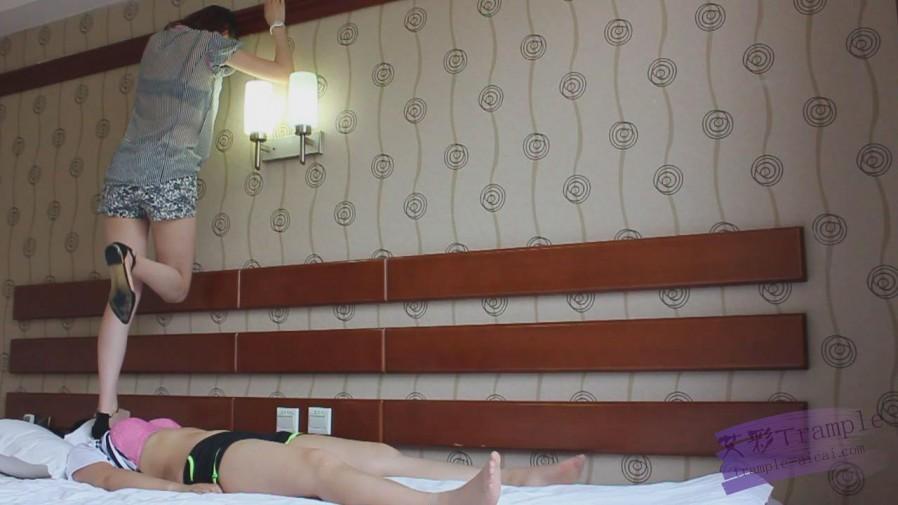 『小妮女女』平底鞋全体重践踏母狗，跺下体跺胸，全重量踩脸脖子，羞辱-