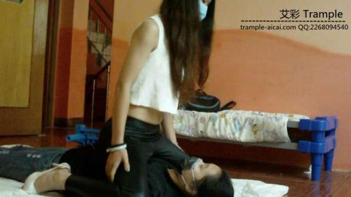 女体格斗打肚子骑乘绞杀窒息