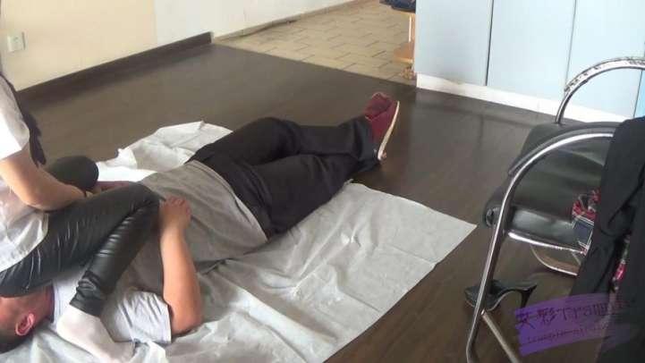 女生骑乘白袜玩脸.