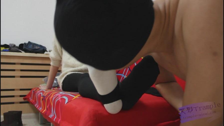 狗狗给女主暖脚