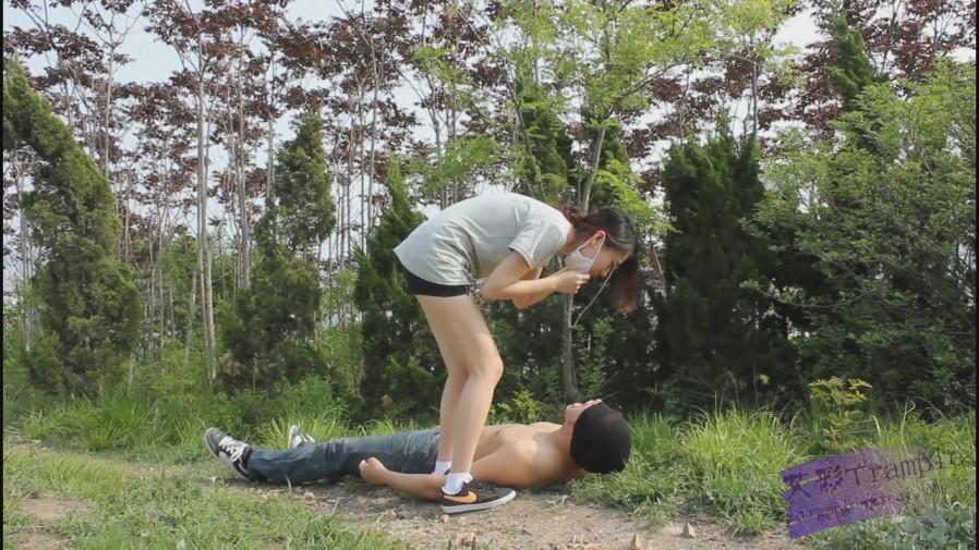 户外调教，原味白袜，践踏，羞辱，舔脏鞋超脏袜子和美脚