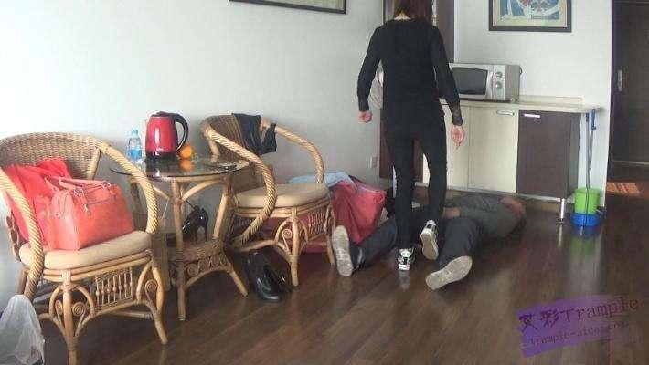 女杀手老大教训废物马仔