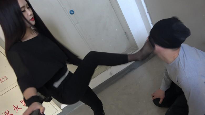 楼道狂扇两贱m耳光