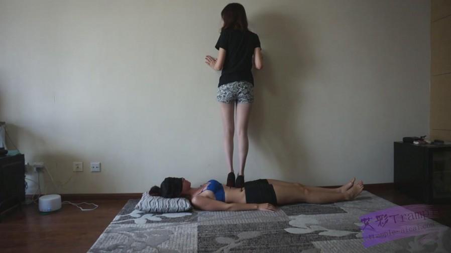 『小妮女女』灰袜细高跟鞋踩踏女毯子