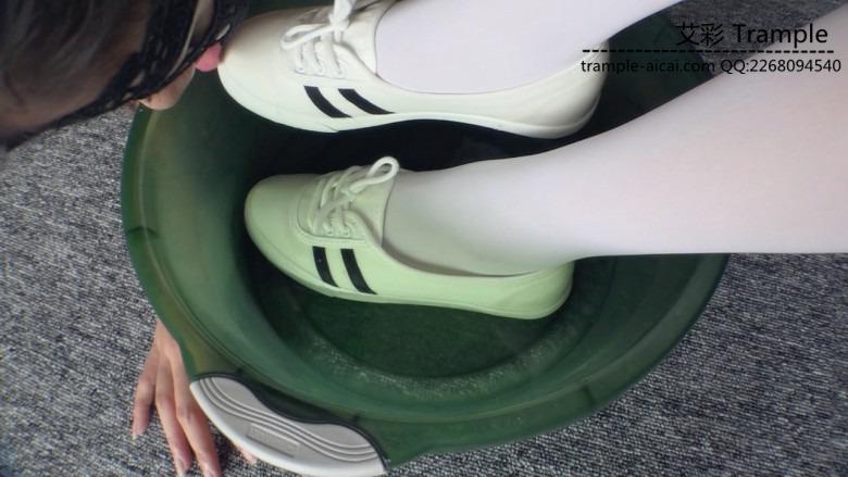 『小妮女女』虐待羞辱撞衫女奴，烧鞋舔食