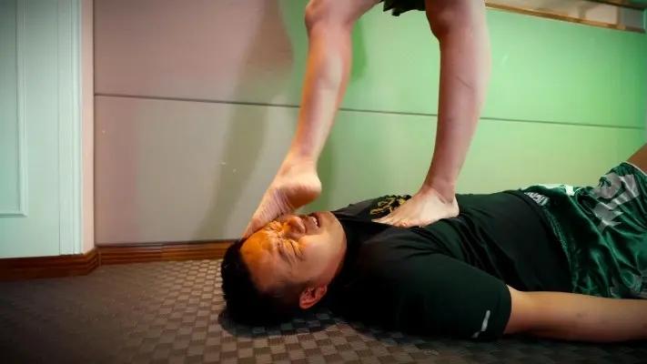 『奴隶岛』—看直播被主人逮到