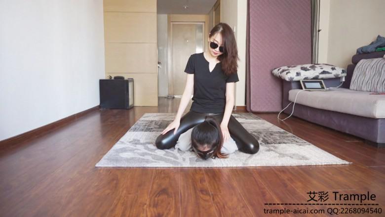 『小妮女女』皮裤调教骑坐女马奴,掐脖子窒息