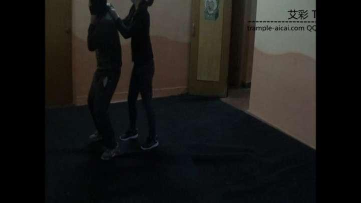 女特工宰杀暴徒。