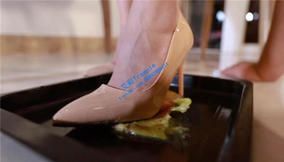 『奴隶岛』—灵灵短肉丝脚喂食