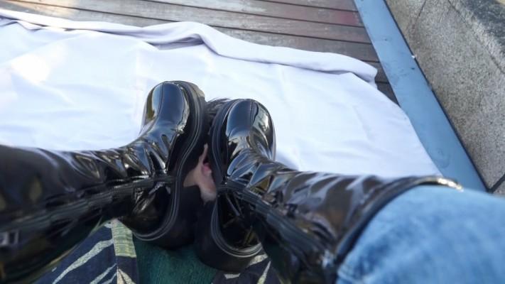 【黑丝诱惑】素人姣姣室外公园牛仔裤长靴踩踏狗奴 YC-221224-3