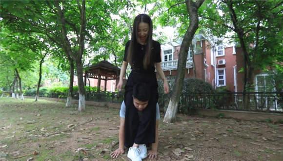 『奴隶岛』—狗嘴清洁泥鞋底（上）