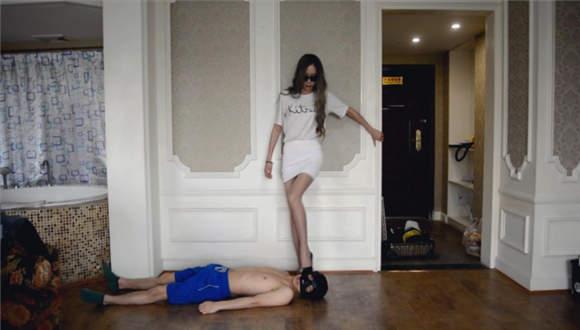 『奴隶岛』—萱萱T恤高跟鞋跺脸