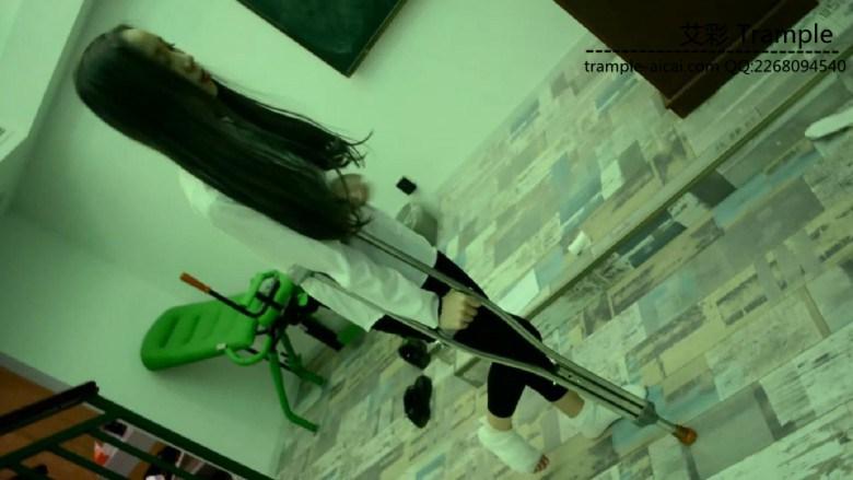 『奴隶岛』—白袜脚扭伤