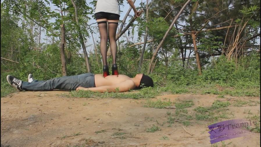 户外高跟践踏调教，舔鞋底，舔黑丝嫩白玉足