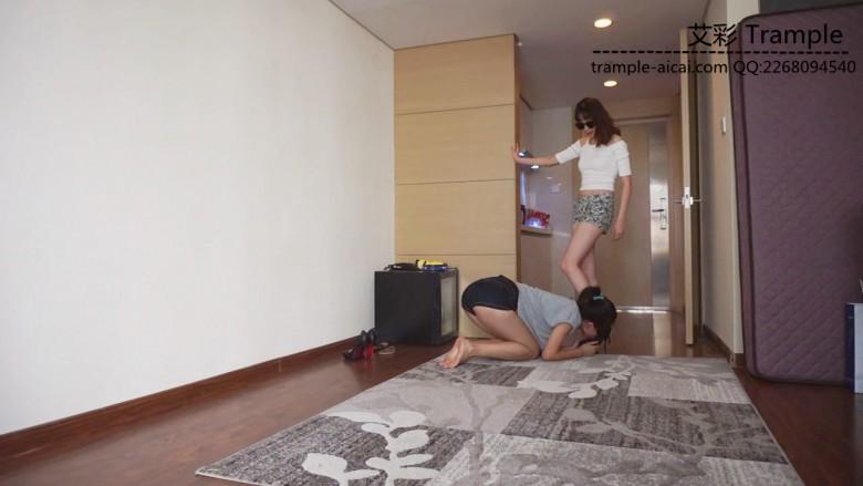 『小妮女女』雪白美脚小妮下班日常调教女奴。