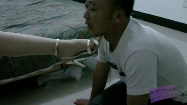 美少女惩治暴力男. 美少女惩治暴力男.