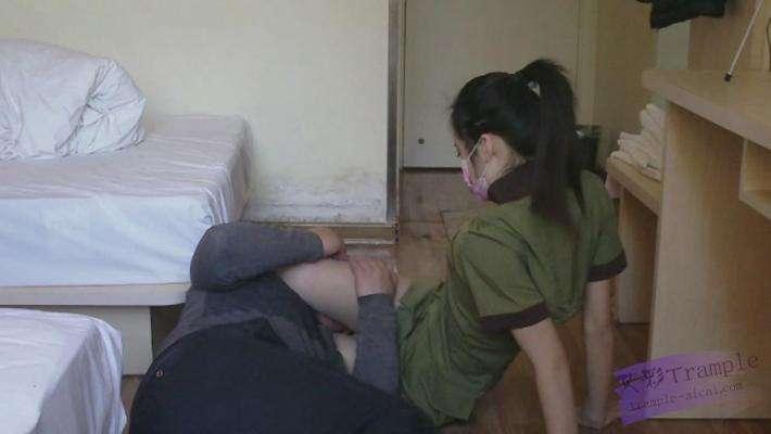 性感长腿女特工虐杀男间谍—最后用脚扭断脖子