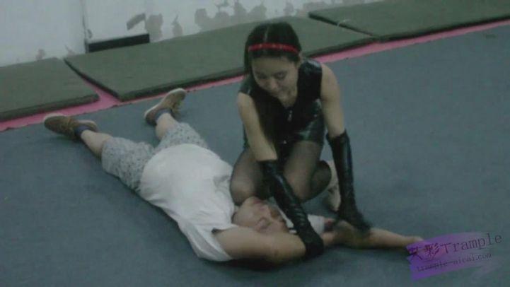 黑皮衣狠辣女警潜入（2）—高抬腿踩脖子踩死吐血