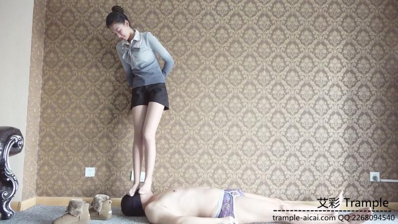 173小美眉肉丝脏底短靴