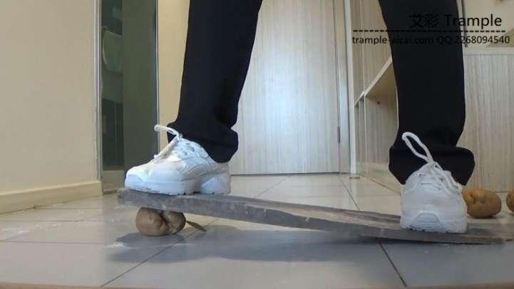 高跟白色运动鞋木板 物品粉碎