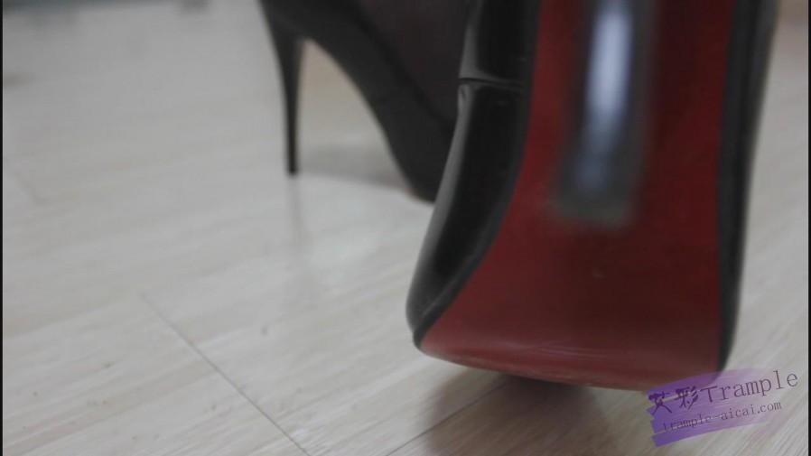第一视角脏鞋底，高跟鞋羞辱